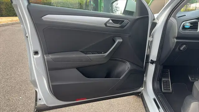 Volkswagen T-Roc view 7