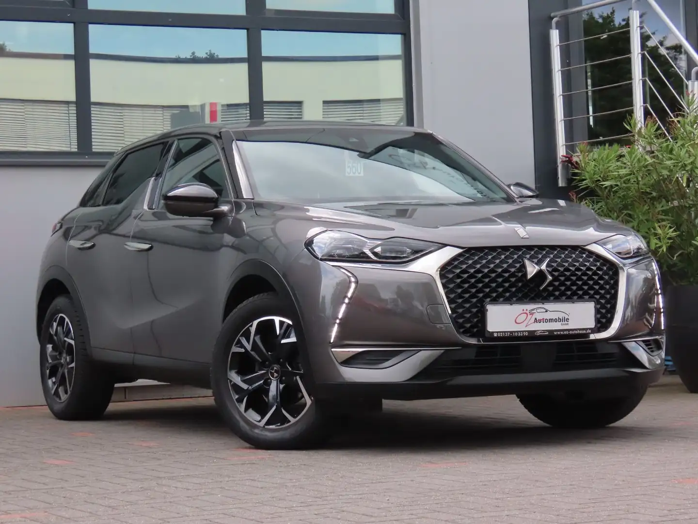 DS Automobiles DS 3 Crossback PureTech 100 So Chic Grijs - 2