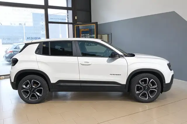 Jeep Avenger view 4