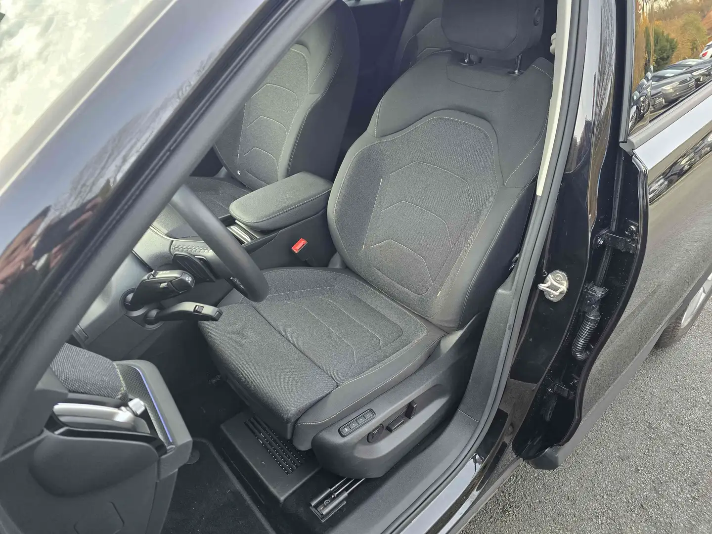 Skoda Kodiaq TSI mHEV 1.5 Selection*LED*KAMERA*SITZHEIZUNG* Schwarz - 2