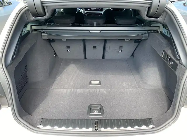 BMW 3 Series view 12