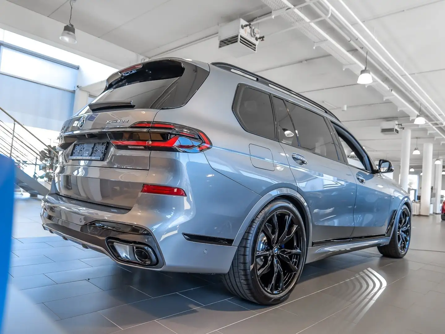 BMW X7 xDrive40d MSportPro Pano DAProf AHK Standheiz Mass Grau - 2