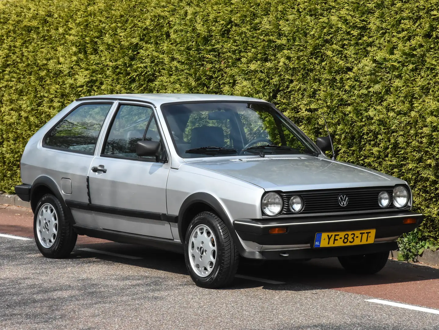 Volkswagen Polo Plus 1.3 Fox / volledige bekende onderhoudshistorie Grijs - 1