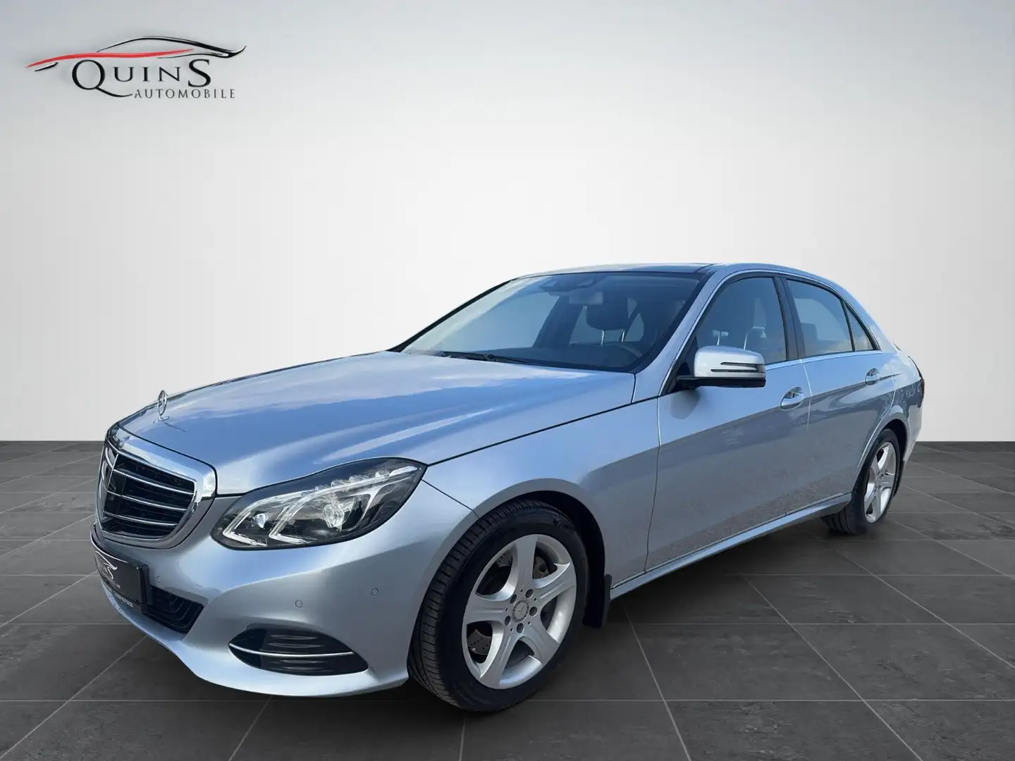Mercedes-Benz E 400 E -Klasse Lim. E 400 Camara-Navi-Panorama Stříbrná - 1