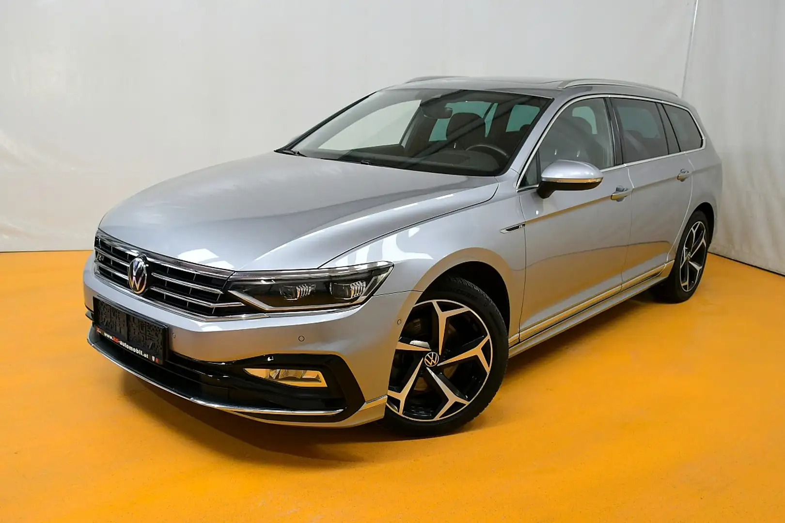 Volkswagen Passat Variant Elegance 2,0 SCR TDI DSG Silber - 1