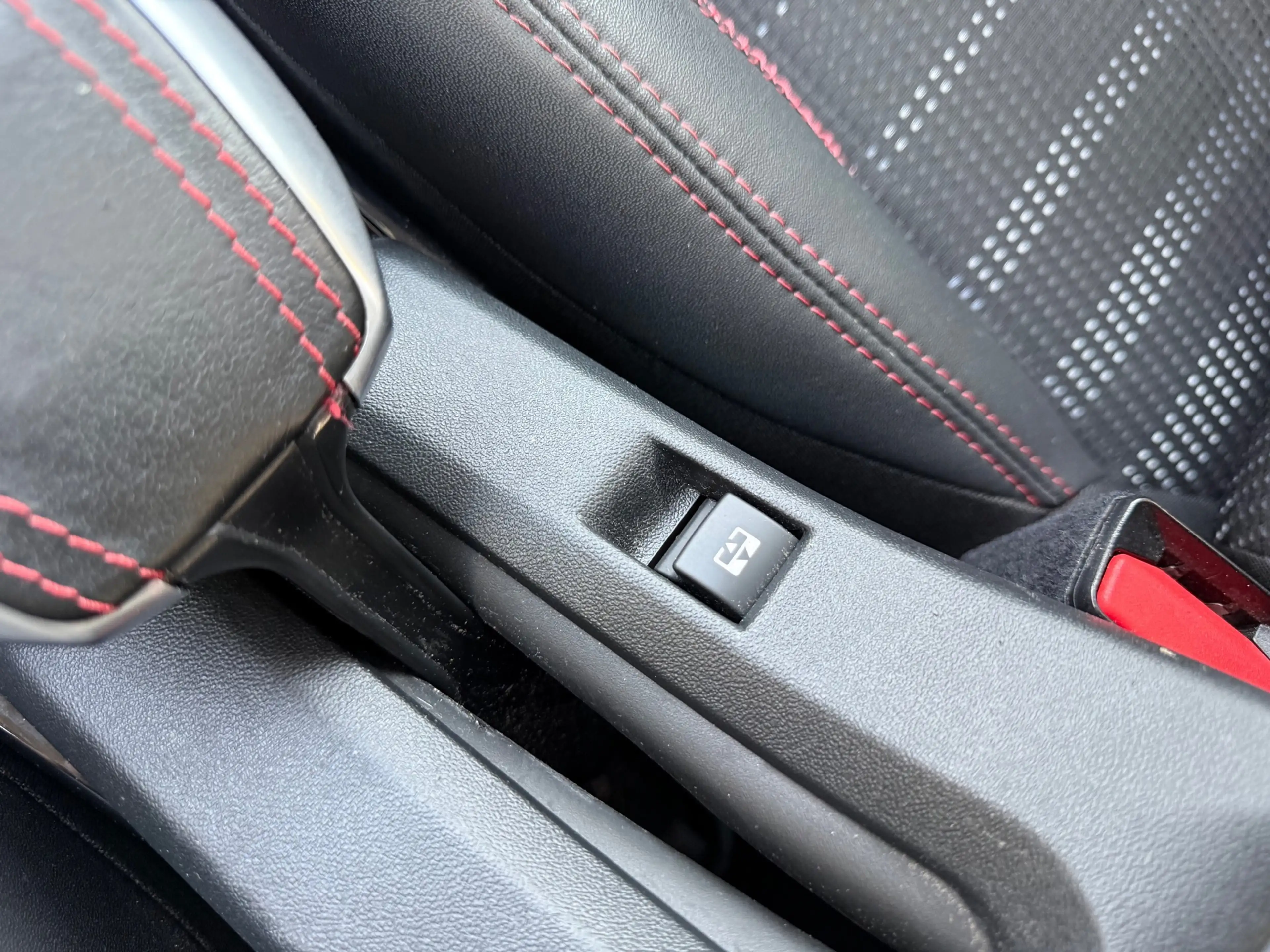 Peugeot 2008 1.2 PureTech GT-Line NAVI CRUISE CAMERA PANORAMA D — photo 22
