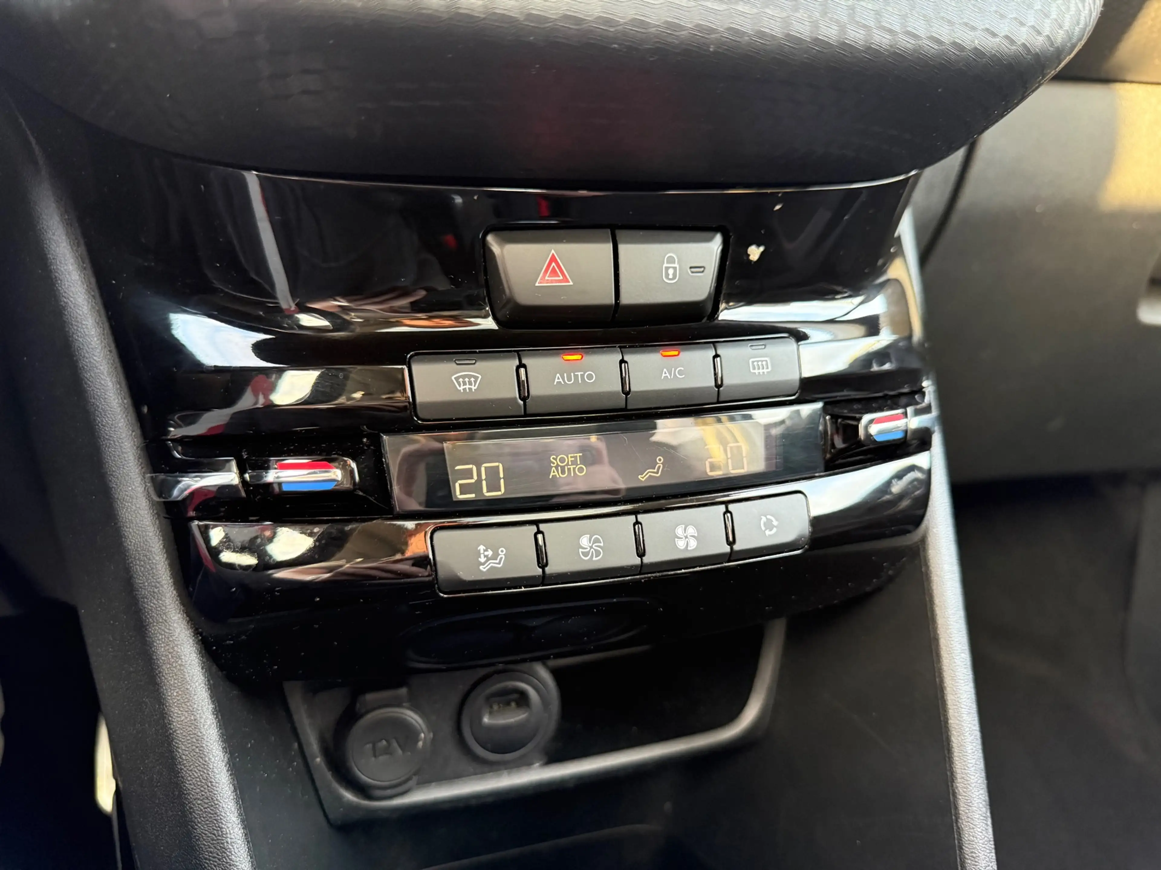 Peugeot 2008 1.2 PureTech GT-Line NAVI CRUISE CAMERA PANORAMA D — photo 13