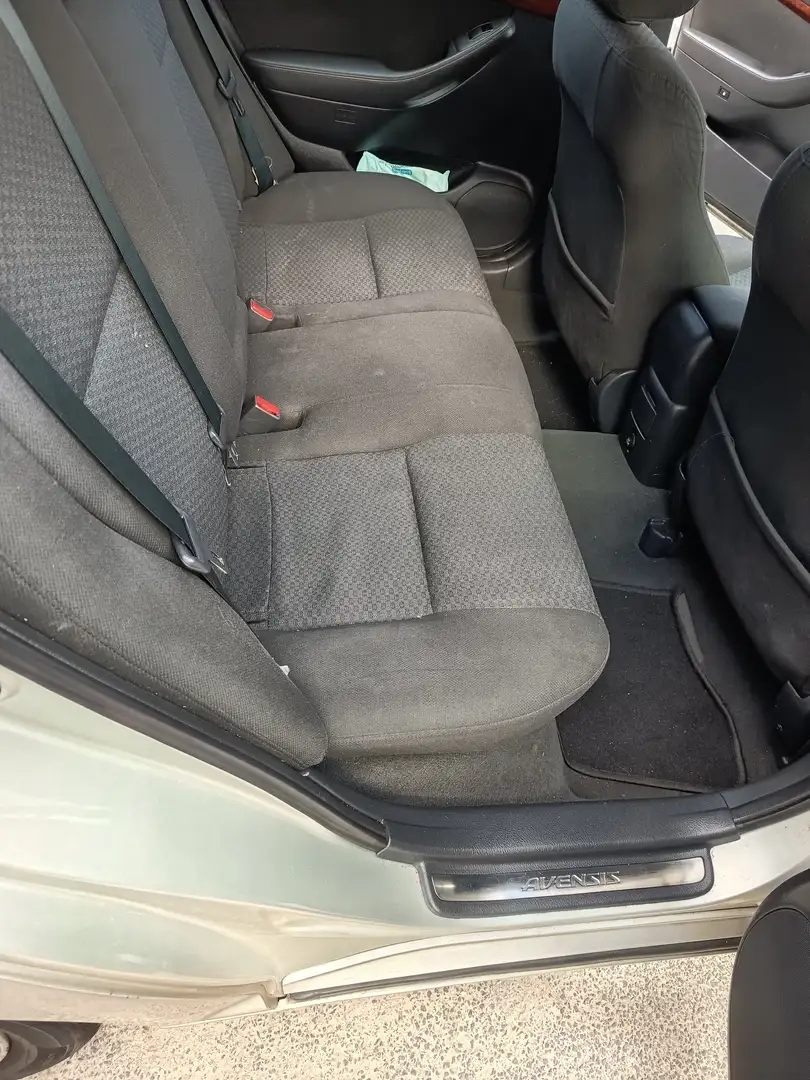 Toyota Avensis 2.0 VVT-i Combi Automatik Executive Grau - 2
