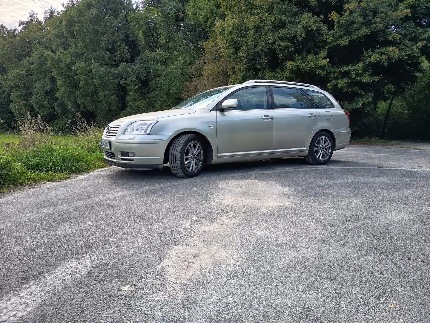 Toyota Avensis 2.0 VVT-i Combi Automatik Executive Grau - 1