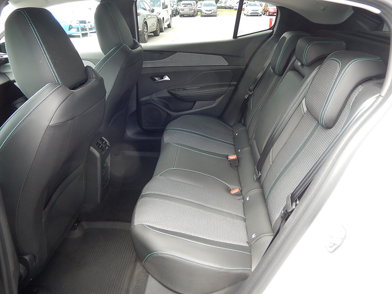 Peugeot 408 Hybrid 145 e-DCS6 Allure — photo 12