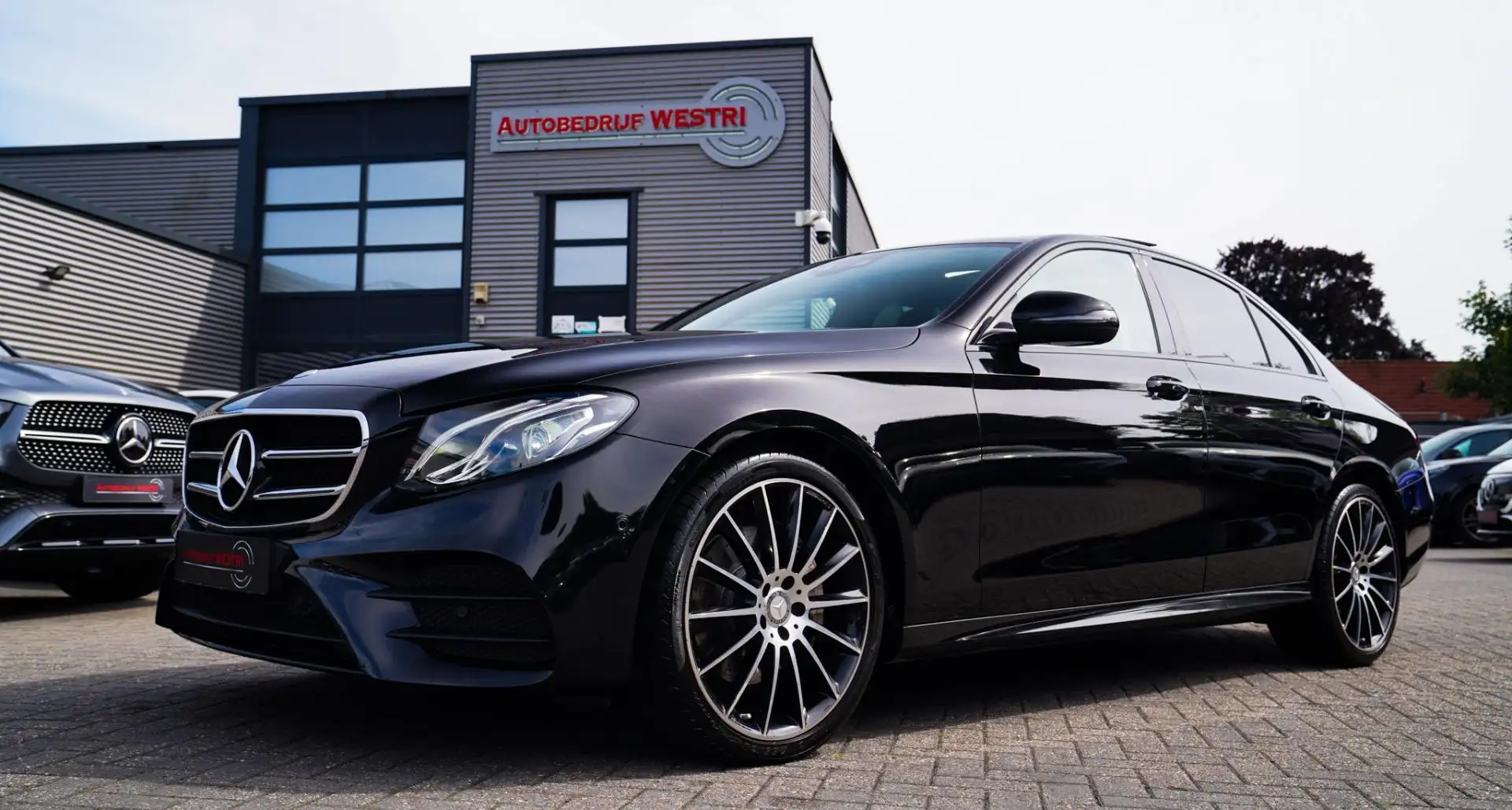 Mercedes-Benz E 200 Ambition | Pano | Parkpilot | Sfeerverlichting Zwart - 1