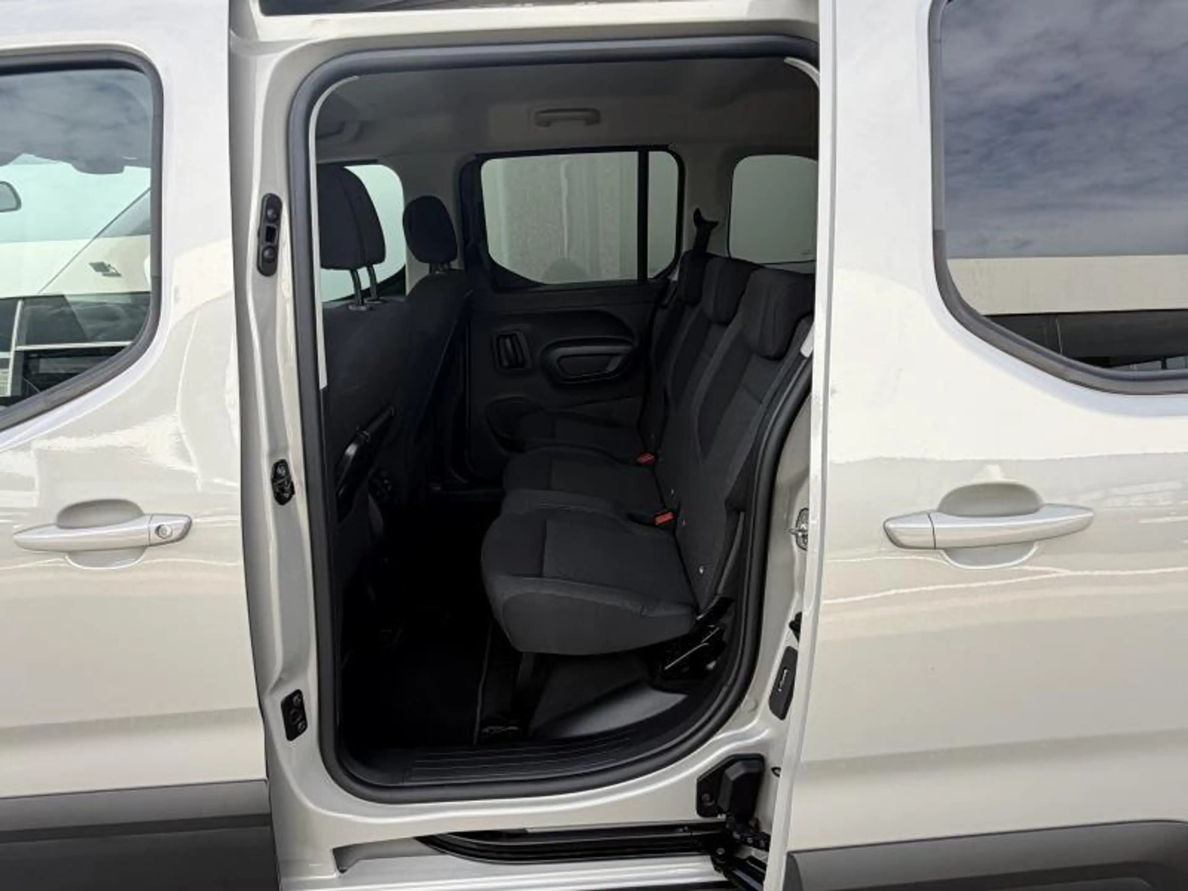 Peugeot Rifter ALLURE — photo 11