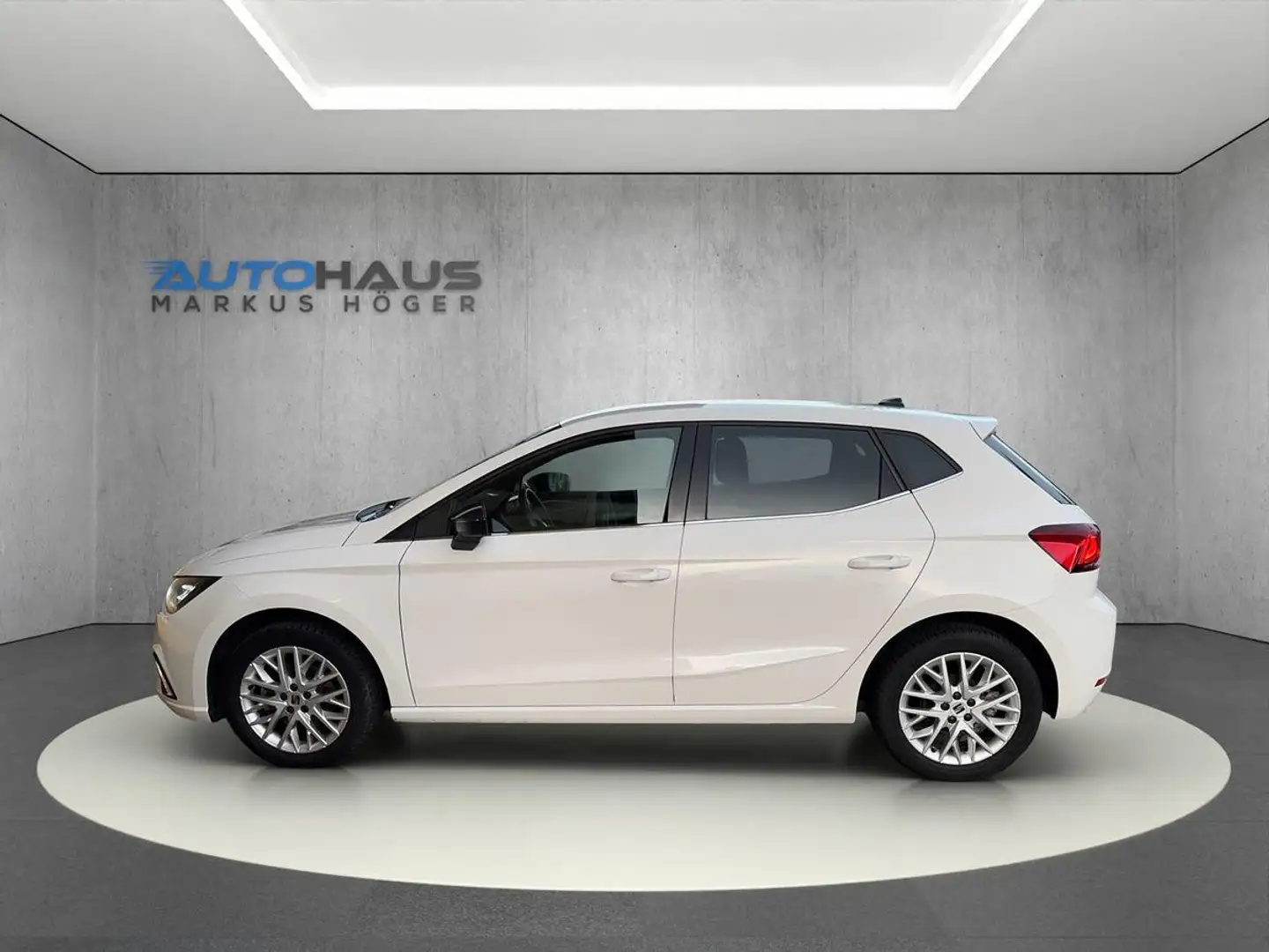 SEAT Ibiza 1.0 TSI Xcellence NAVI+MIRROR LINK+TEMPOMAT+LED+PD Белый - 2