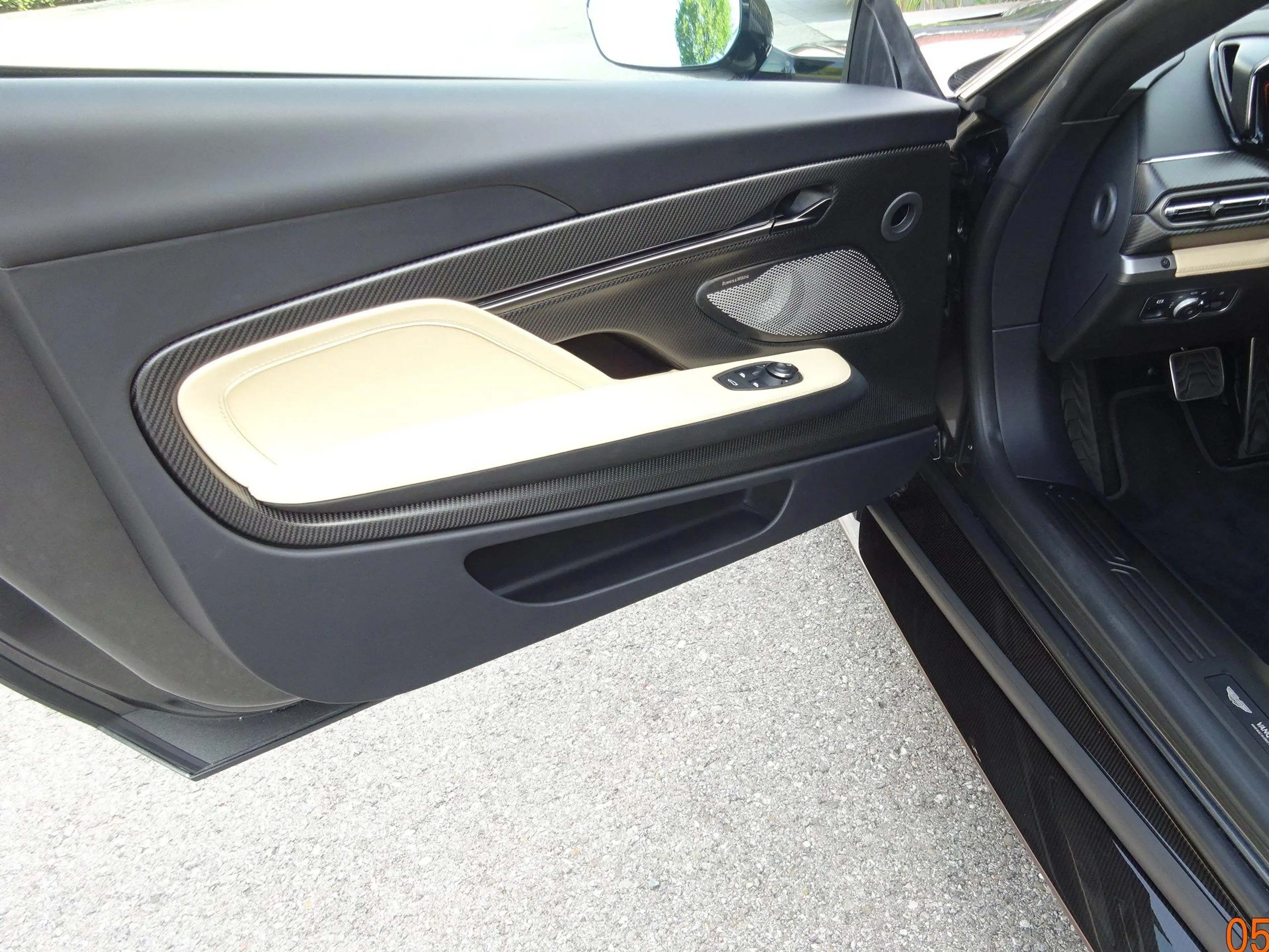 Aston Martin Vanquish V12 "Mega-Vollausstattung" — photo 9