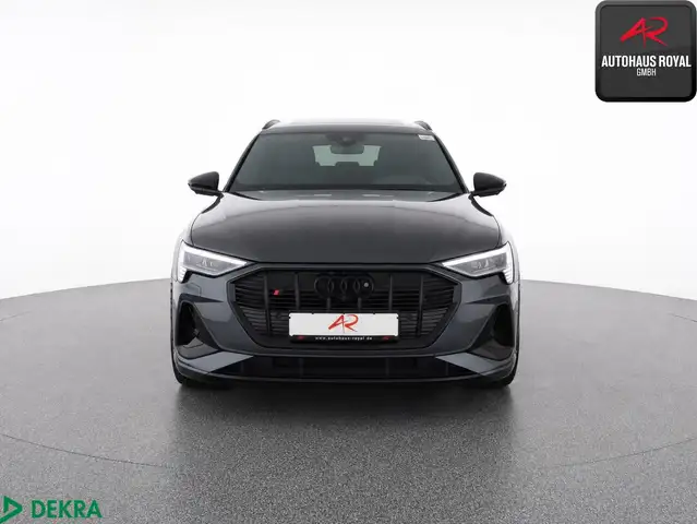 Audi E-Tron view 8