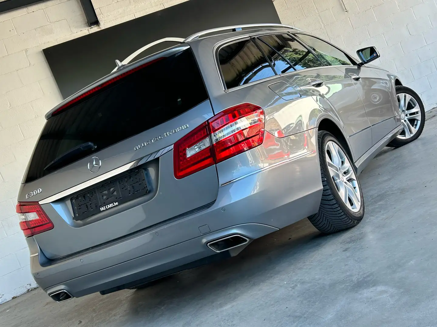 Mercedes-Benz E 300 BlueTEC HYBRID * 1ER PROP + XENON + CUIR + GPS * Grigio - 2
