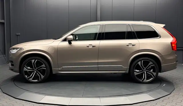 Volvo XC90 view 2