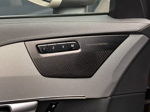 Volvo XC90 view 12