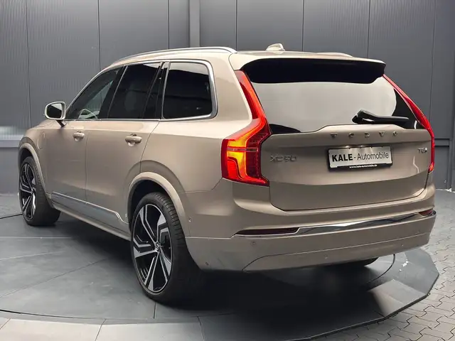 Volvo XC90 view 3