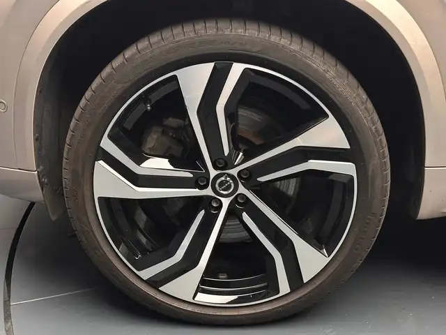 Volvo XC90 view 6