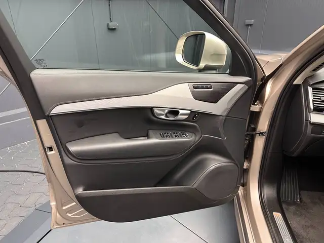 Volvo XC90 view 11