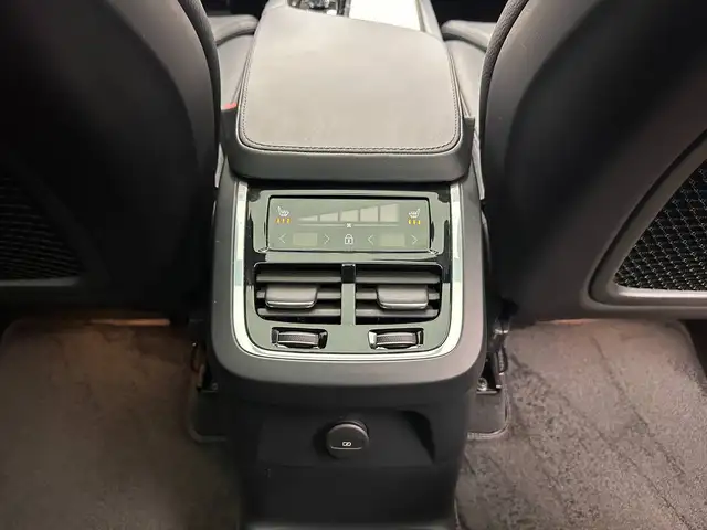 Volvo XC90 view 28