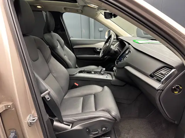 Volvo XC90 view 8