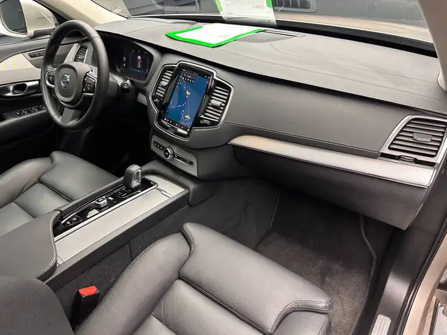 Volvo XC90 view 9