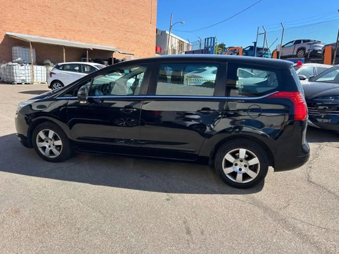 Peugeot 5008 1.6HDI FAP Active 115 Zwart - 1