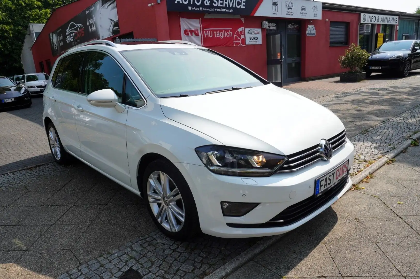 Volkswagen Golf Sportsvan VII Highline BMT PANORAMA ACC PDC Wit - 2