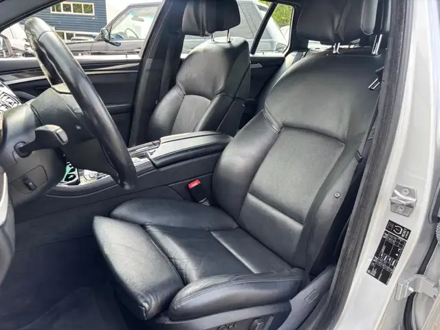 BMW 5 Series view 10