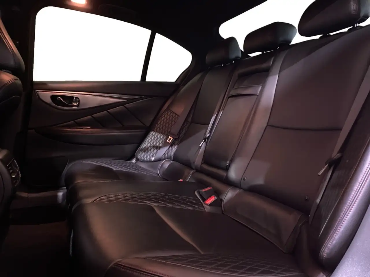 Infiniti Q50 снимка Infiniti Q50