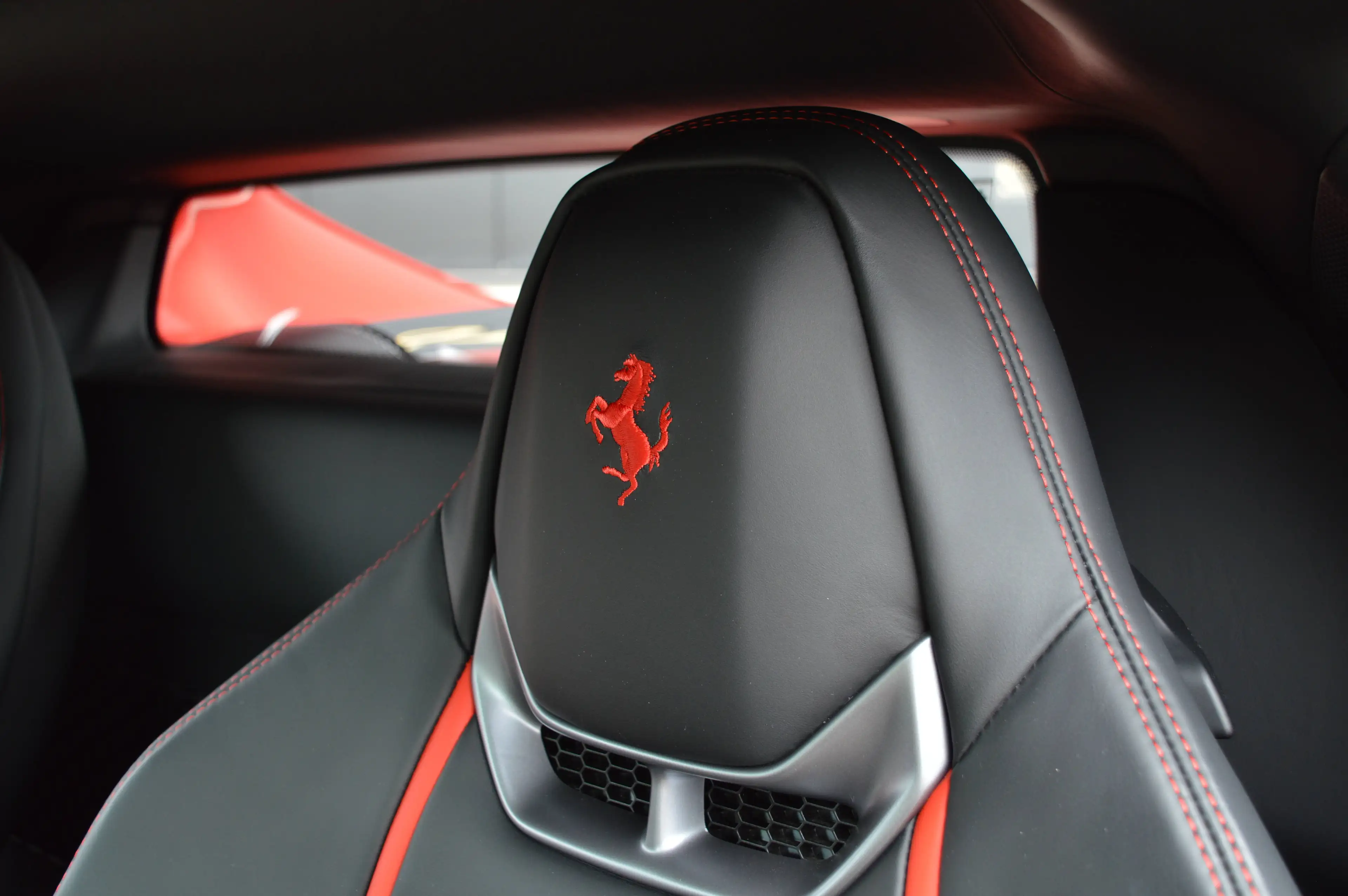Ferrari 296 GTB 3.0 V6 Hybride - VAT - ROSSO IMOLA - LIFT — photo 13