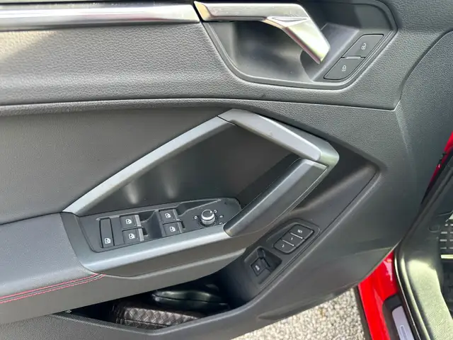 Audi Q3 view 8
