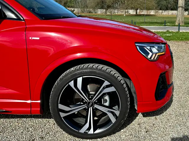Audi Q3 view 15