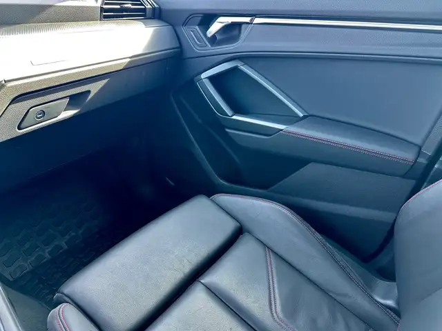 Audi Q3 view 14