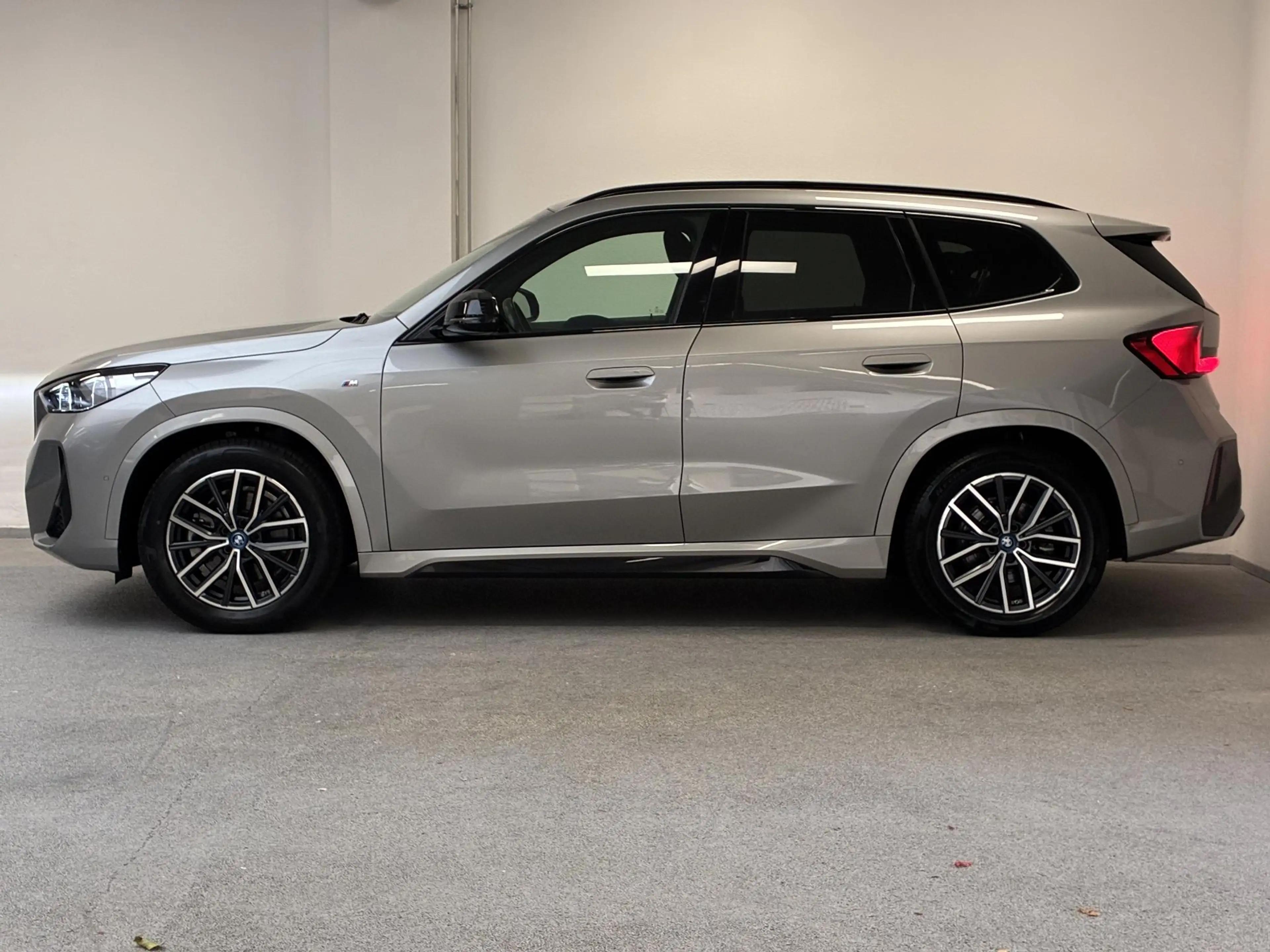 BMW iX1 xDrive30 M-Sport Launch Edition 67 kWh | TREKHAAK — photo 11