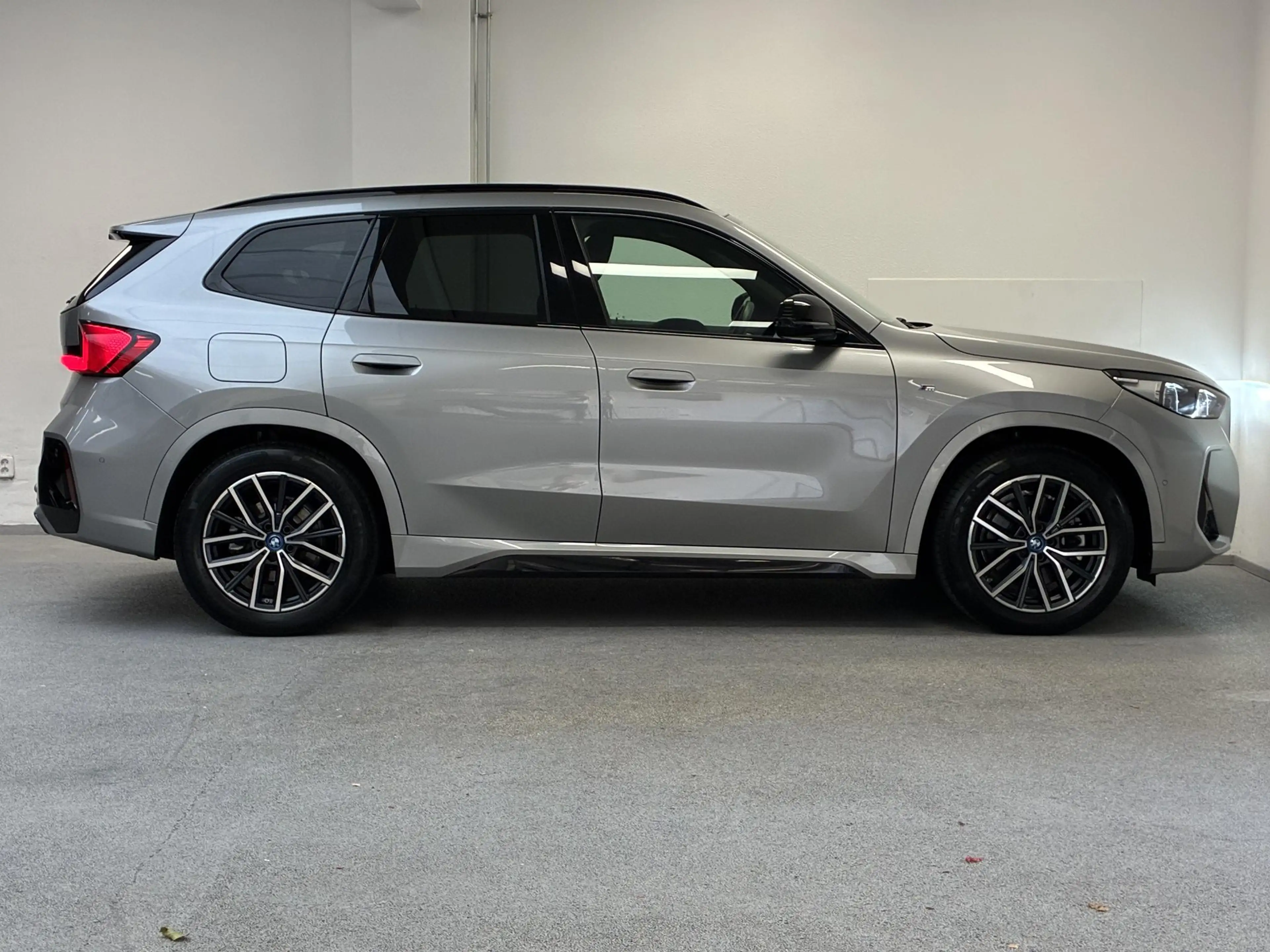 BMW iX1 xDrive30 M-Sport Launch Edition 67 kWh | TREKHAAK — photo 10