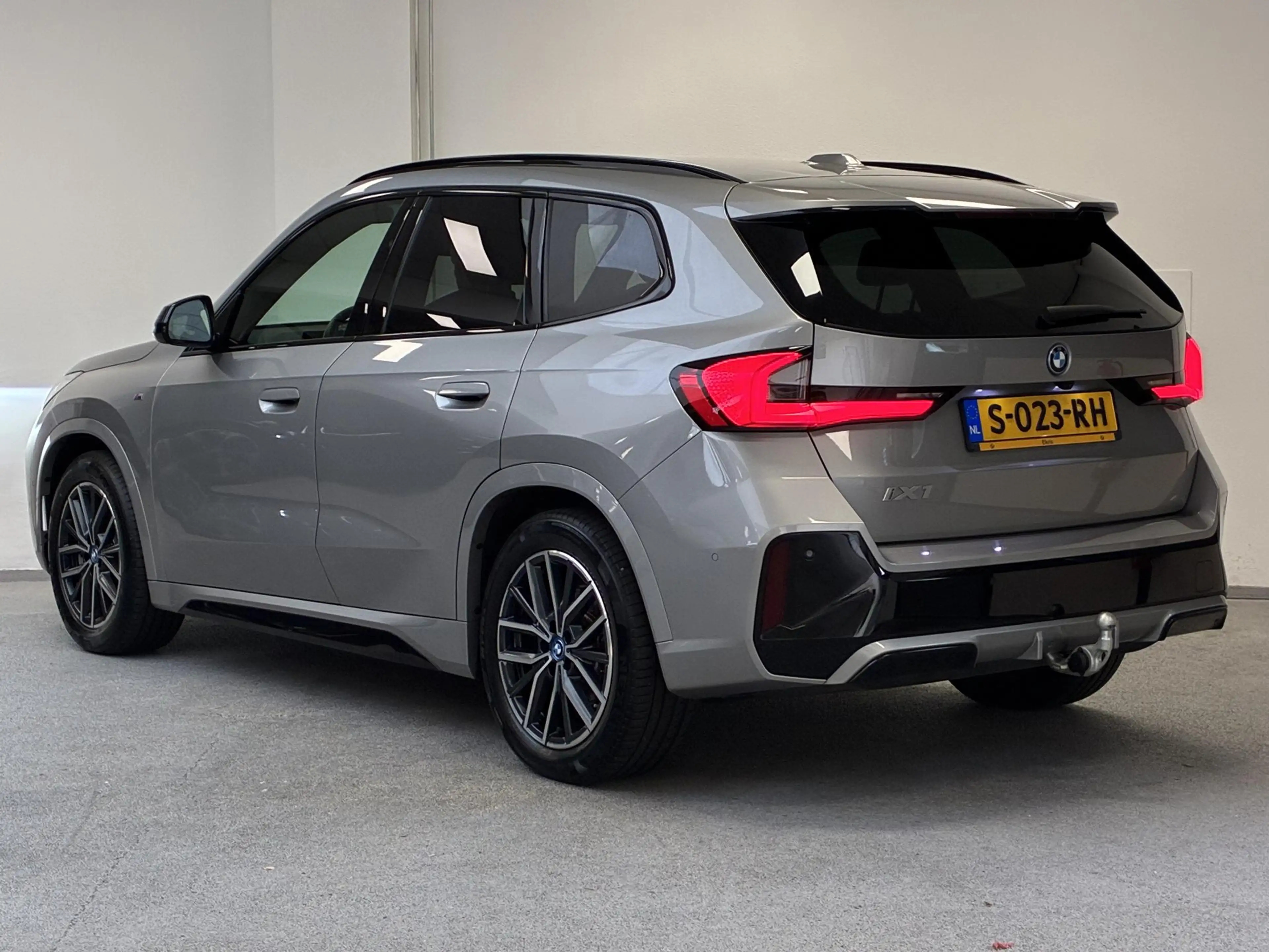 BMW iX1 xDrive30 M-Sport Launch Edition 67 kWh | TREKHAAK — photo 2