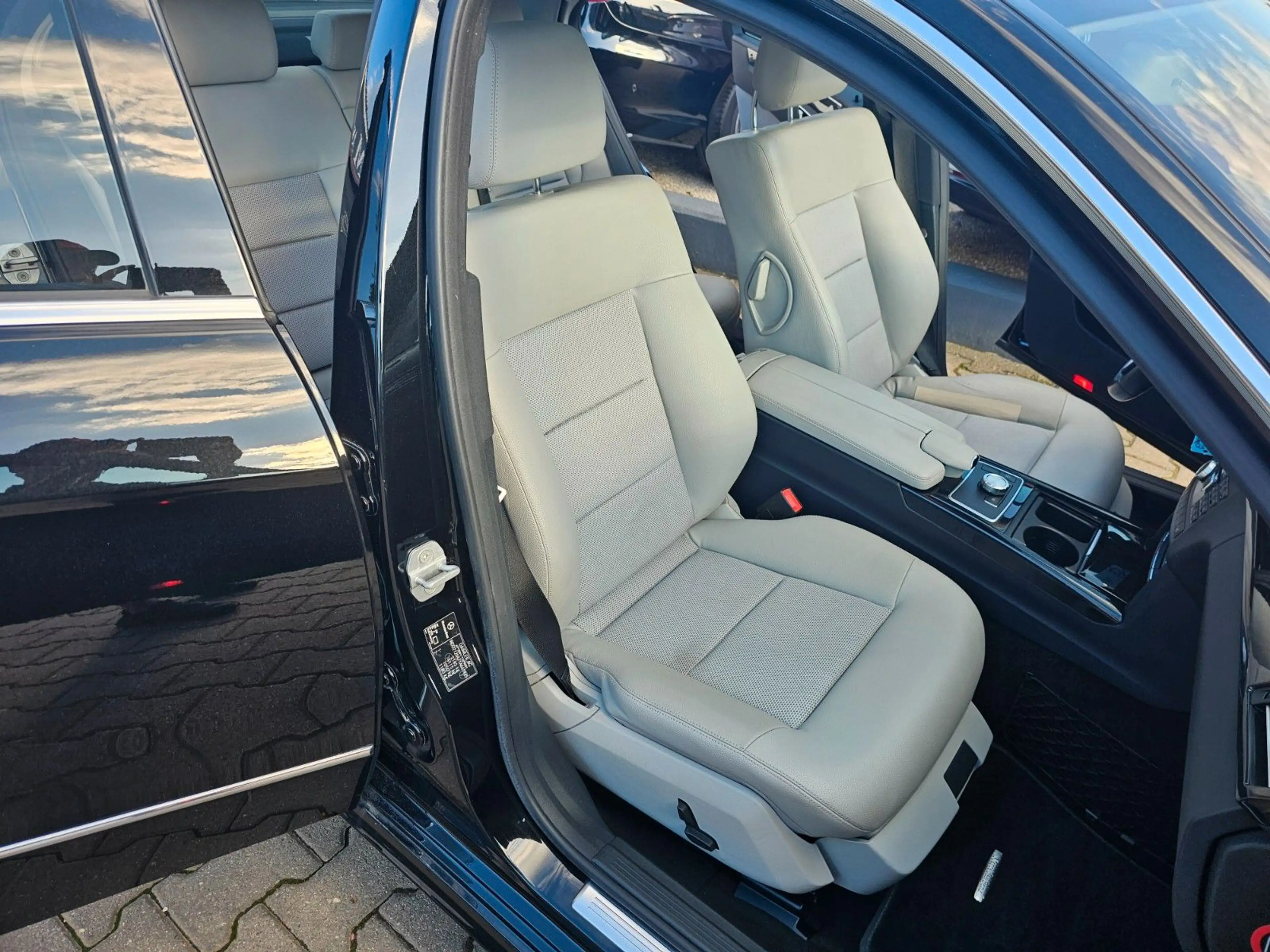 Mercedes-Benz E 250 Limousine*AVANTGARDE*NAVI*XENON*PDC*SHZ* — photo 13
