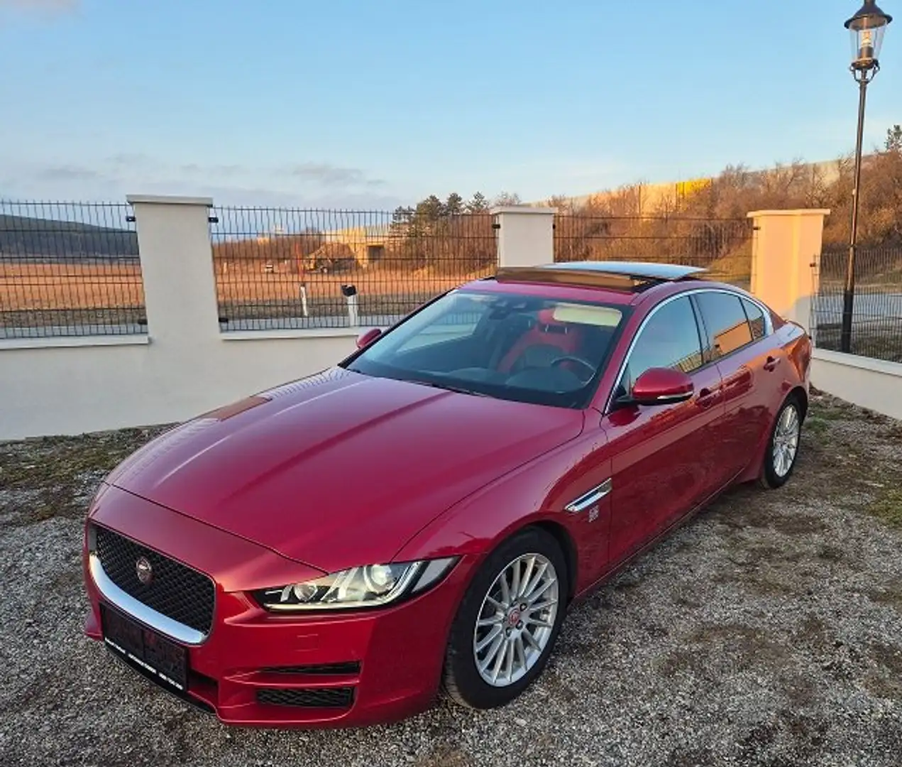 Jaguar XE 2.0 Diesel Rouge - 1