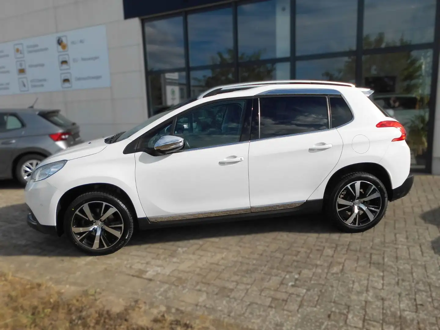 Peugeot 2008 Allure Pure Tech 130| Start&Stop| SHZ| Navi Weiß - 2