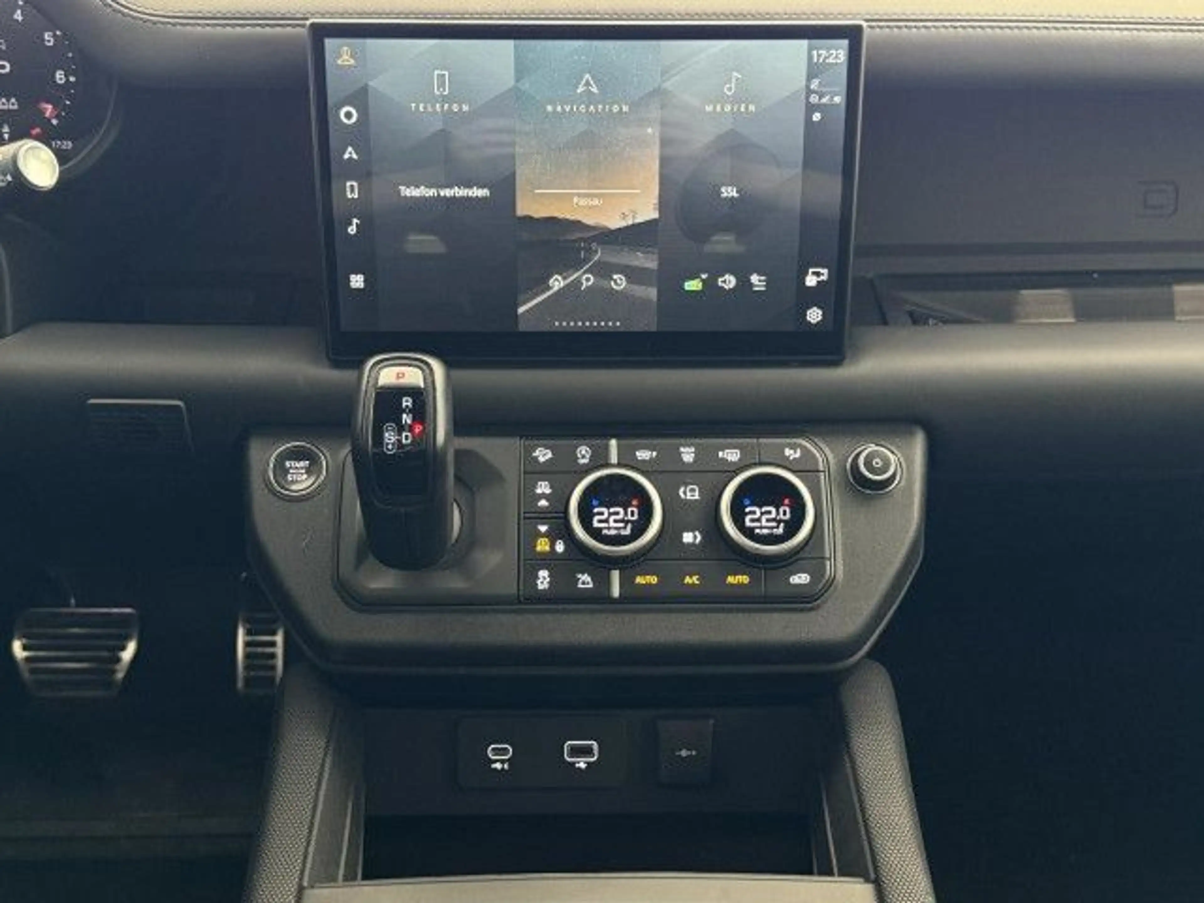 Land Rover Defender 110 P525 V8 Carpathian Edition AHK HUD — photo 4