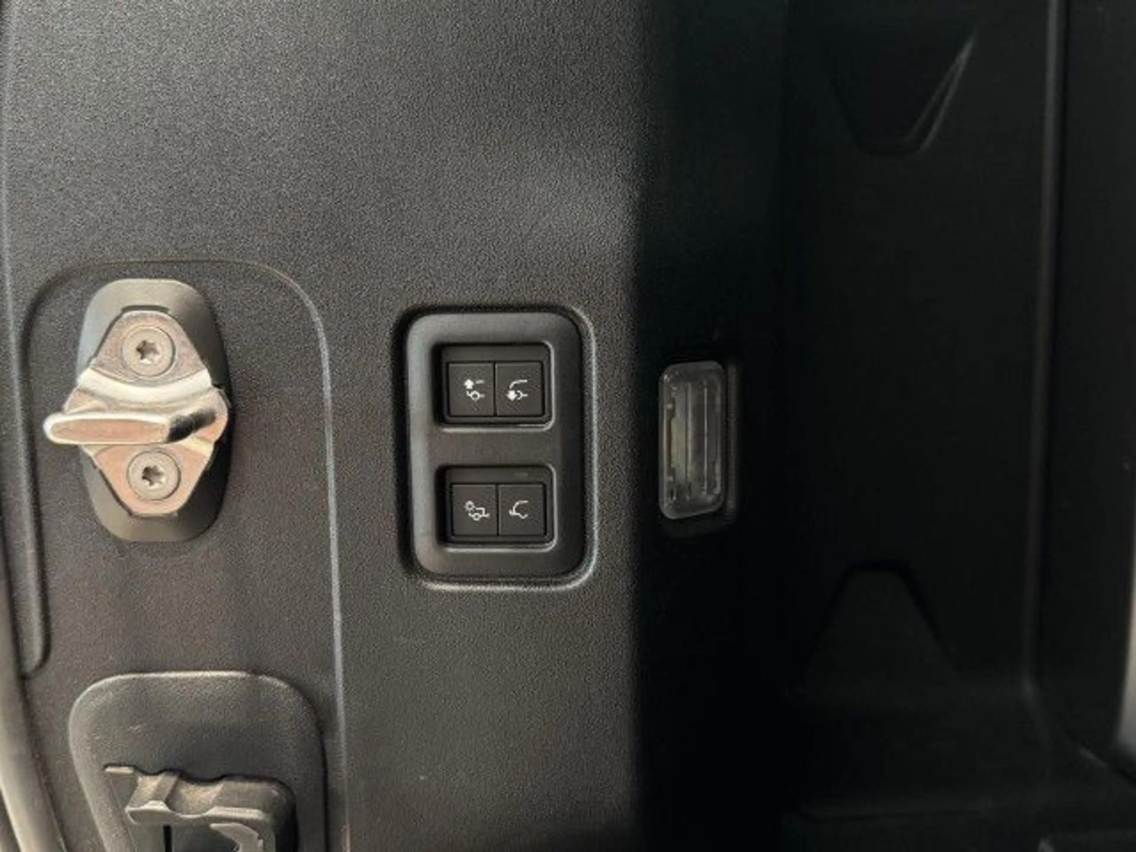 Land Rover Defender 110 P525 V8 Carpathian Edition AHK HUD — photo 15