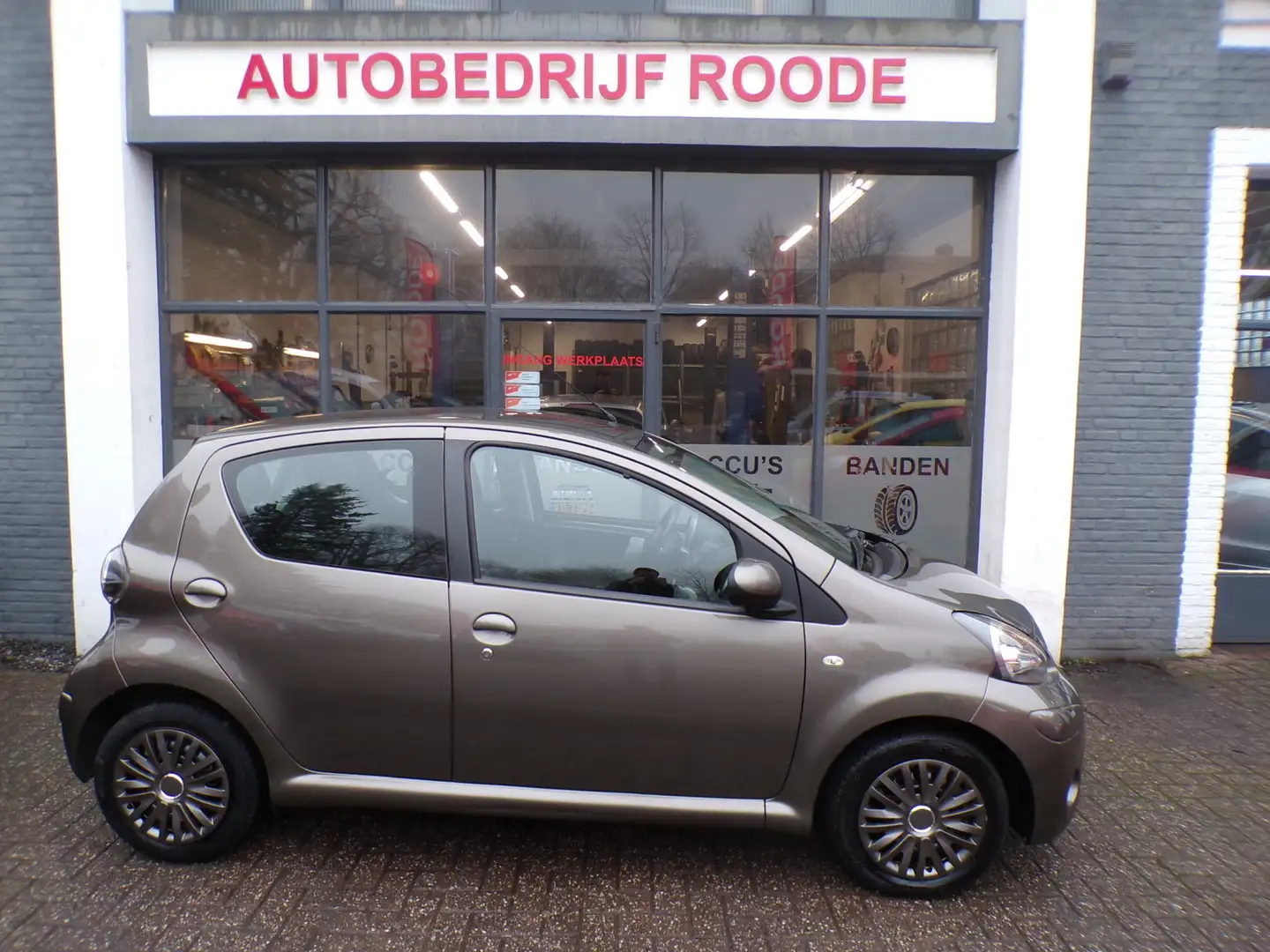 Toyota Aygo 1.0 VVT-i 5-Drs Automaat AIRCO, GOED ONDERHOUDEN! Bruin - 1