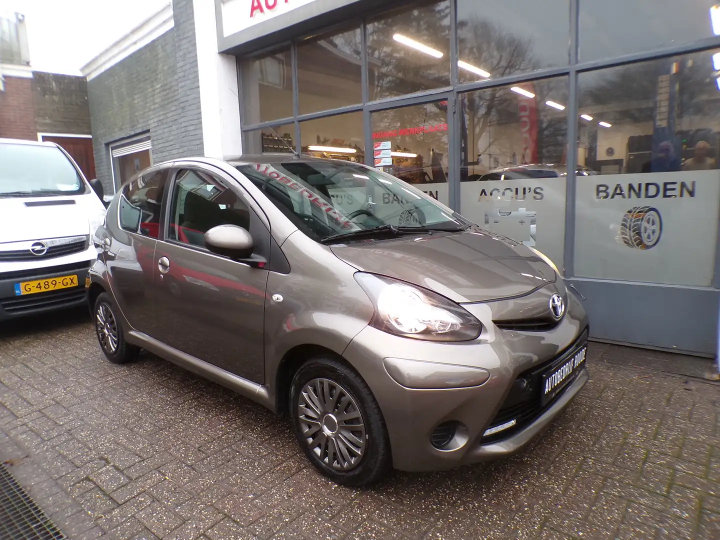 Toyota Aygo 1.0 VVT-i 5-Drs Automaat AIRCO, GOED ONDERHOUDEN! Bruin - 2