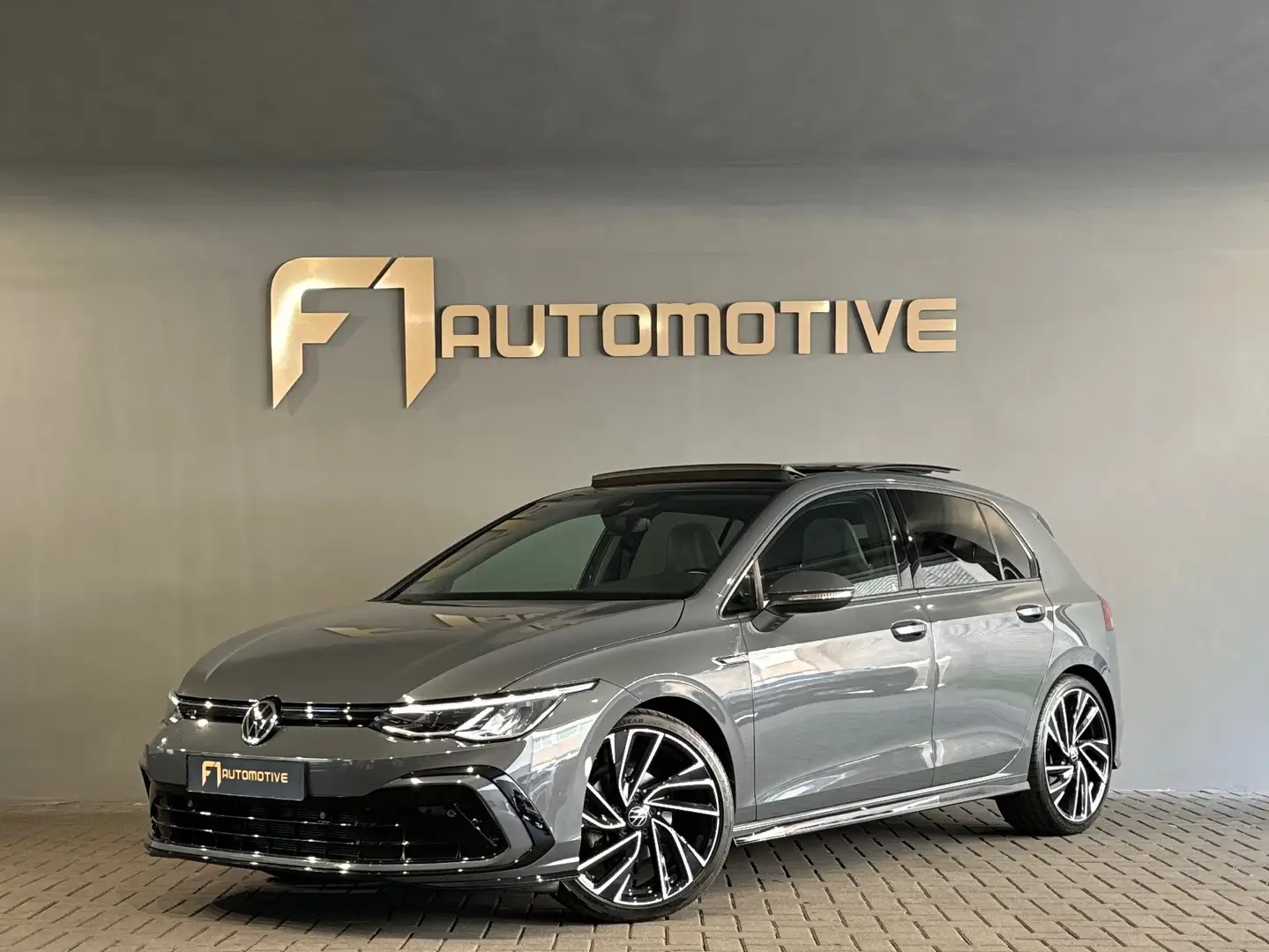 Volkswagen Golf 1.5 eTSI R-Line Pano|Key|Sfeer|CarPlay|ACC Grijs - 1