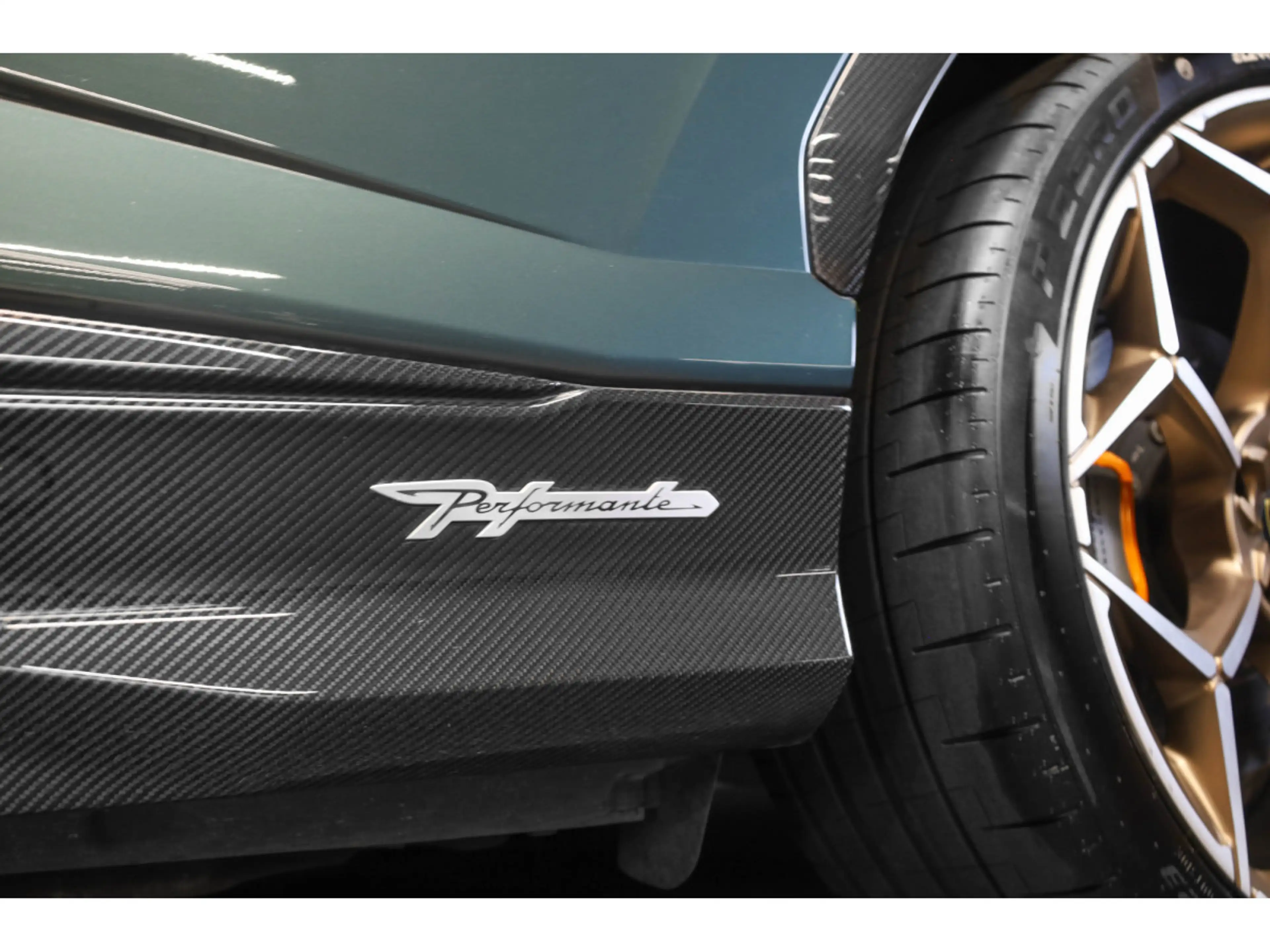 Lamborghini Urus PERFORMANTE Akrapovic / VERDE LARES — photo 12