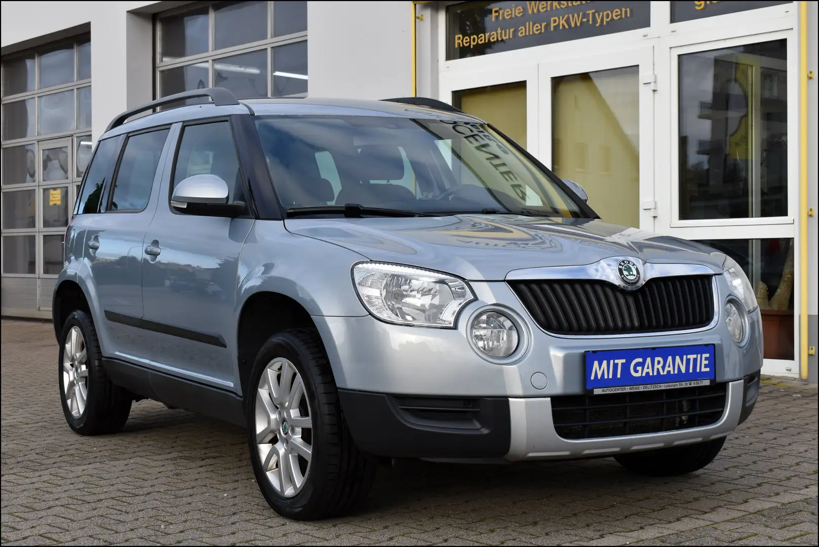 Skoda Yeti Ambition Plus Edition TÜV-Neu Navi S-Heft Blauw - 2