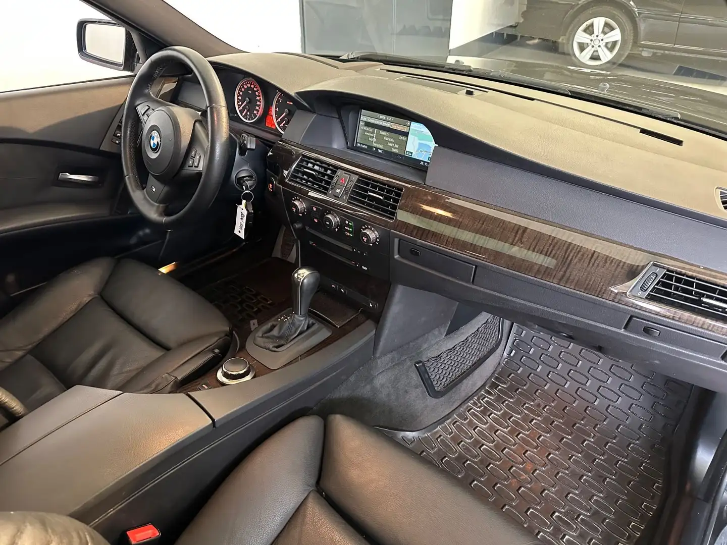 BMW 550 I A LIM*LEDER*BT*HEAD* NAVI*GSHD*M SPORT*V8* Negru - 2